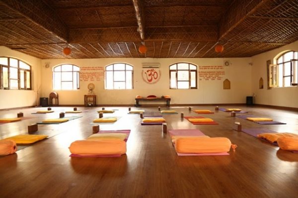 Top 10 Imposing Traditional Ashrams In India For Yoga Lovers Soulful